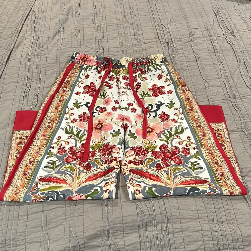 👀BLOGGERS’ FAVORITE👀 Gorgeous Zara Floral Culotte Pants, Size XS